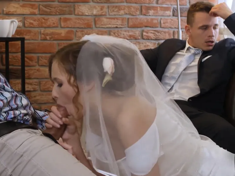 Cô dâu địt trộm với trai ngay trước mặt ông xã mới cưới